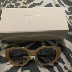 Dezi Sunglasses “Charge It” in naked pearl/ smoke faded